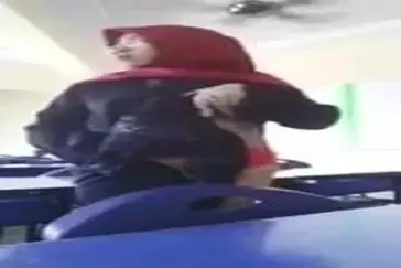 Dokumentasi Ukhti Hijab Merah Kacamata Kasur