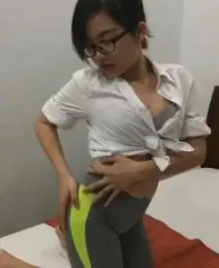 Gadis Berkacamata Cantik Pasrah Goyang Kasur