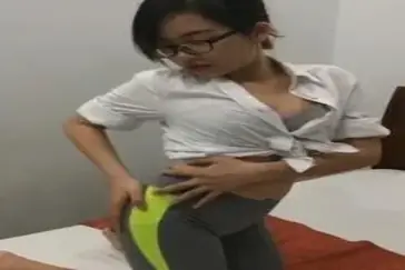 Gadis Berkacamata Cantik Pasrah Goyang Kasur
