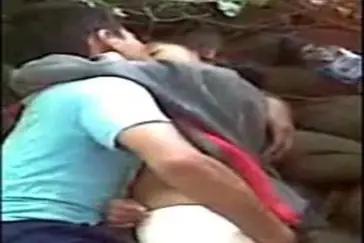Gadis Cantik Pasrah Goyang Kasur Hutan Sepi